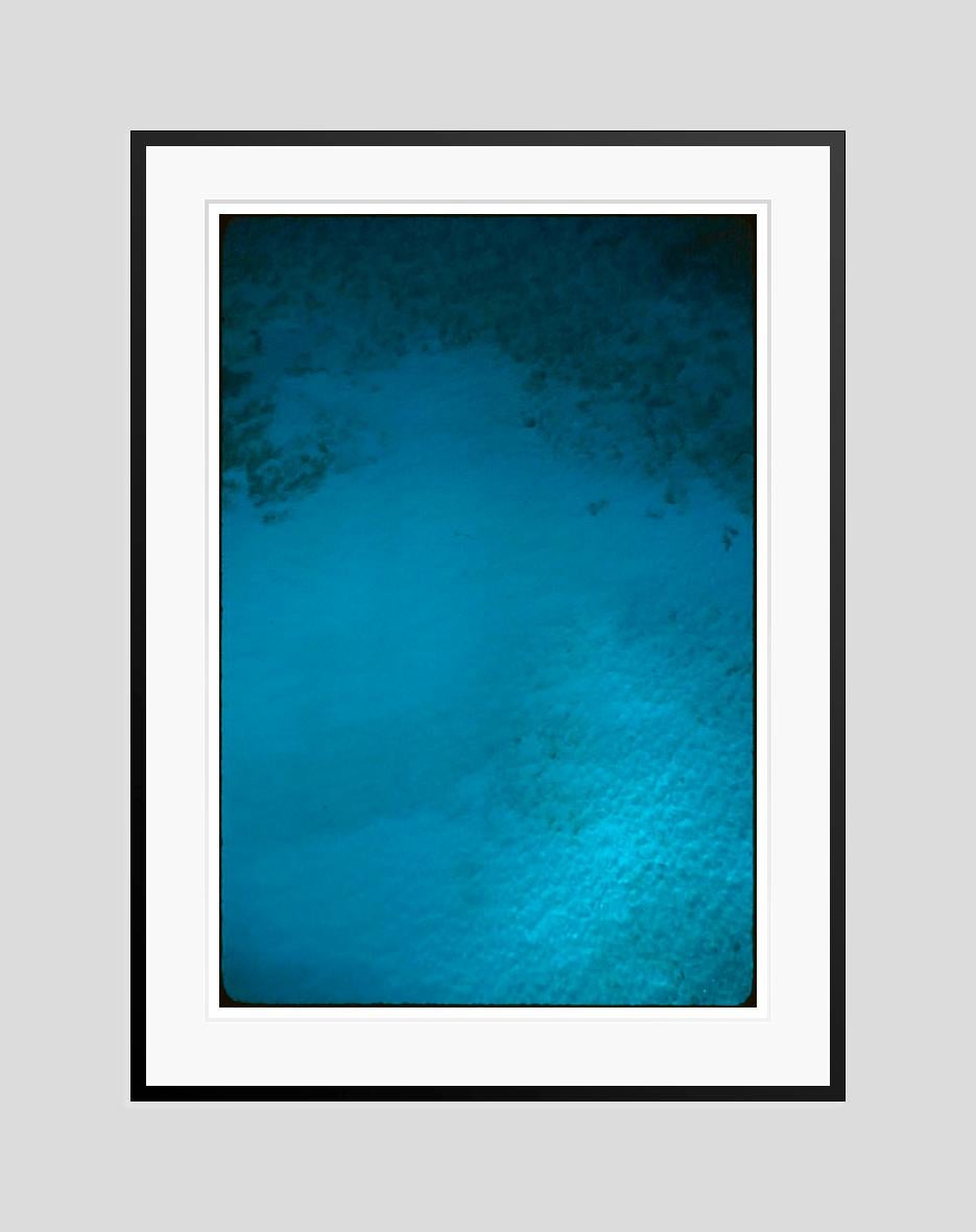 A Seaview In Nassau 1960 Edizione limitata con timbro della firma - Color Photograph Blu di Toni Frissell