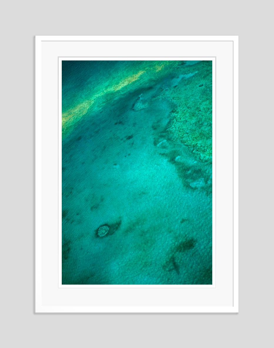 A Seaview In Nassau 1960 Edición limitada sobredimensionada con sello de firma - Photograph Moderno de Toni Frissell