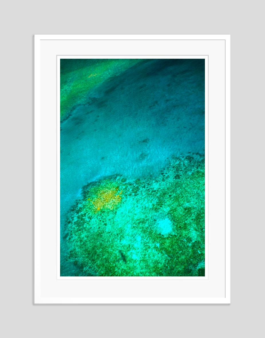 A Seaview In Nassau 1960 Edición limitada sobredimensionada con sello de firma - Photograph Moderno de Toni Frissell