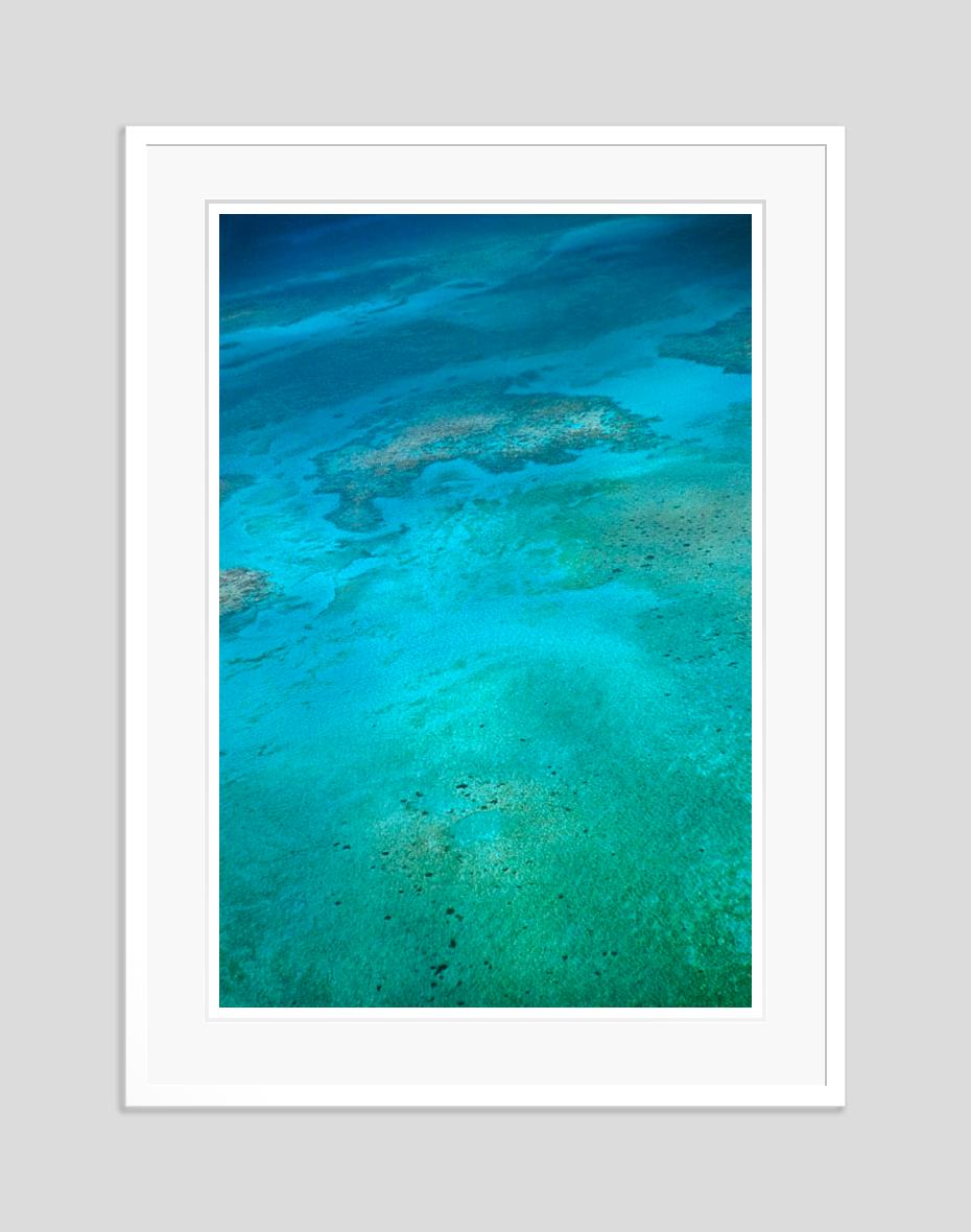 A Seaview In Nassau 1960 Edición limitada sobredimensionada con sello de firma - Photograph Moderno de Toni Frissell