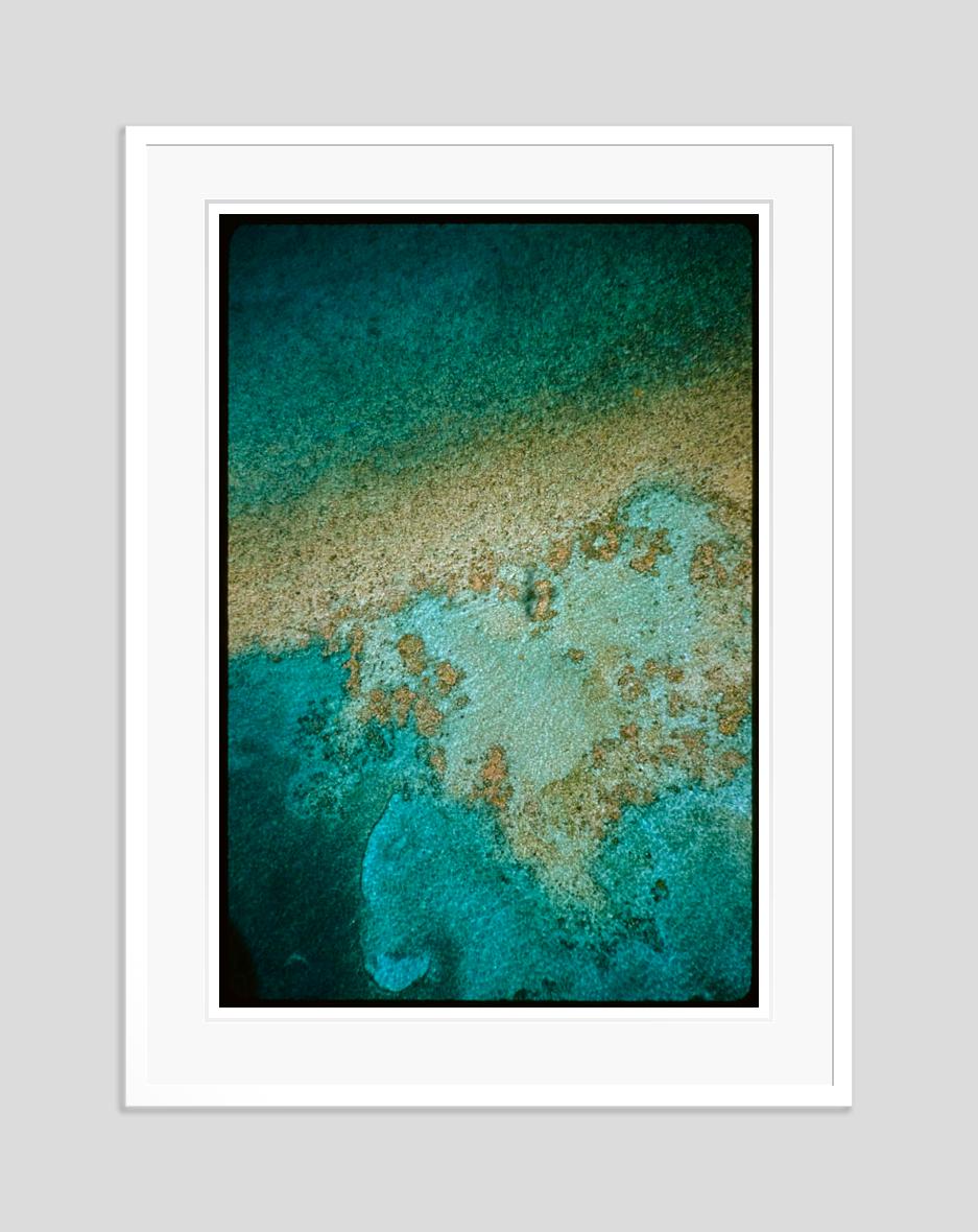 A Seaview In Nassau 1960 Edición limitada sobredimensionada con sello de firma - Photograph Moderno de Toni Frissell