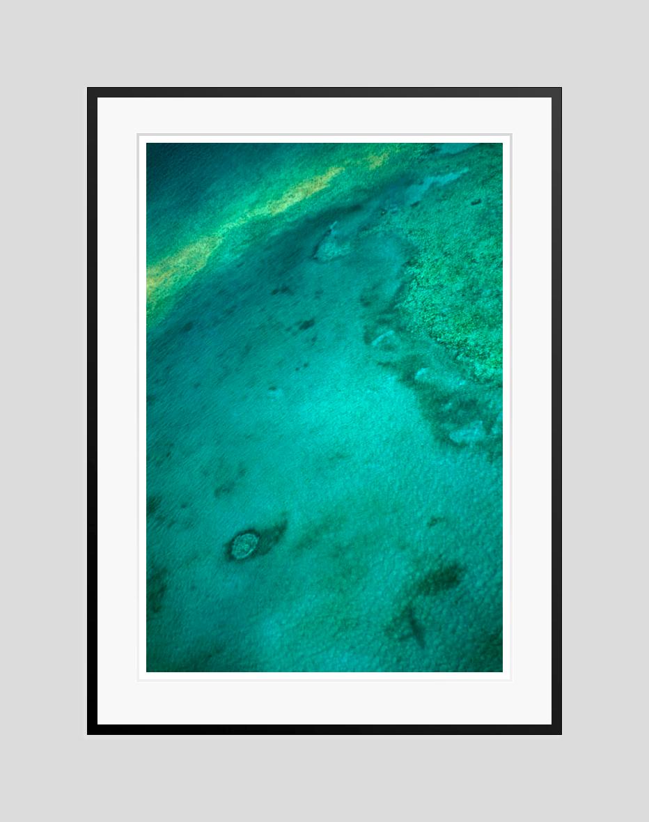 A Seaview In Nassau 1960 Edición limitada sobredimensionada con sello de firma - Color Photograph Azul de Toni Frissell