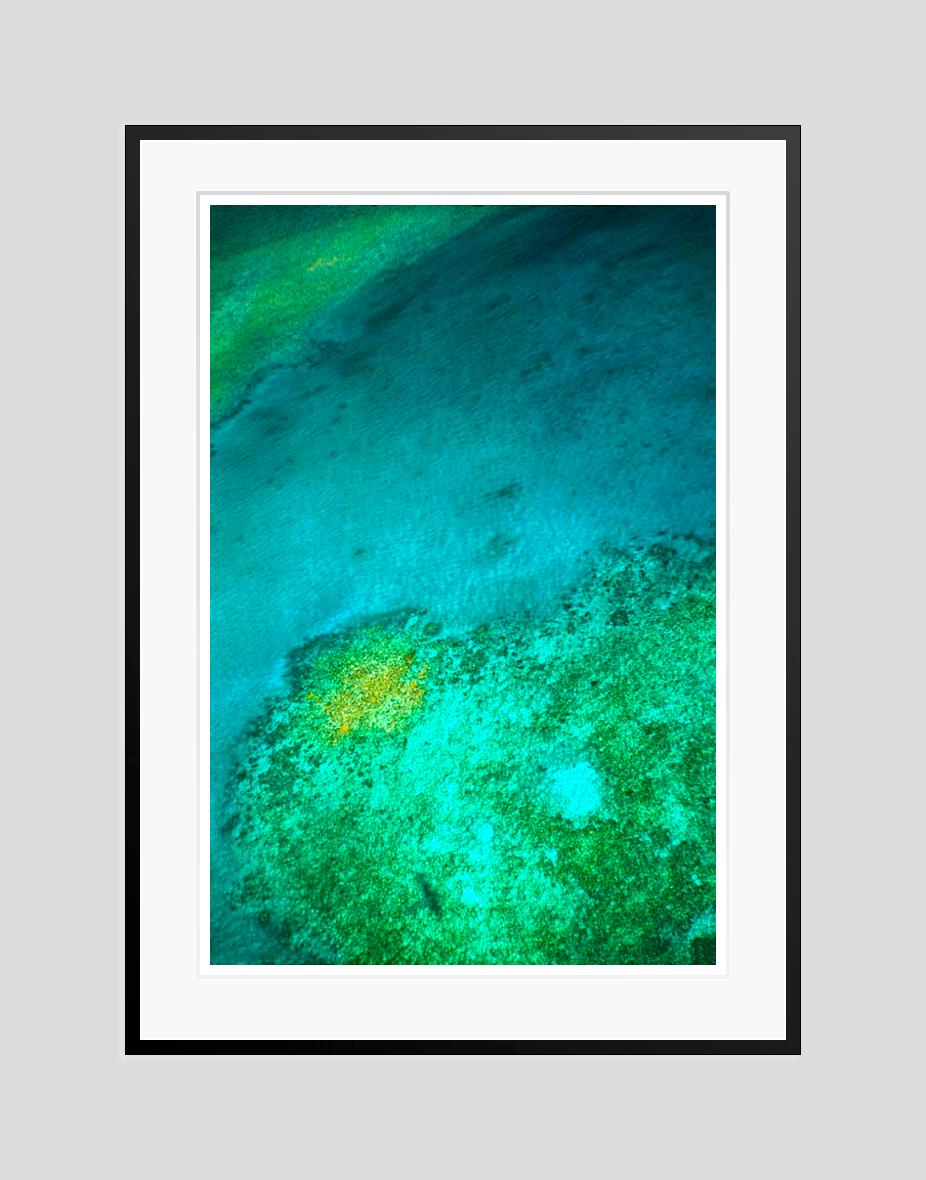 A Seaview In Nassau 1960 Edición limitada sobredimensionada con sello de firma - Color Photograph Azul de Toni Frissell