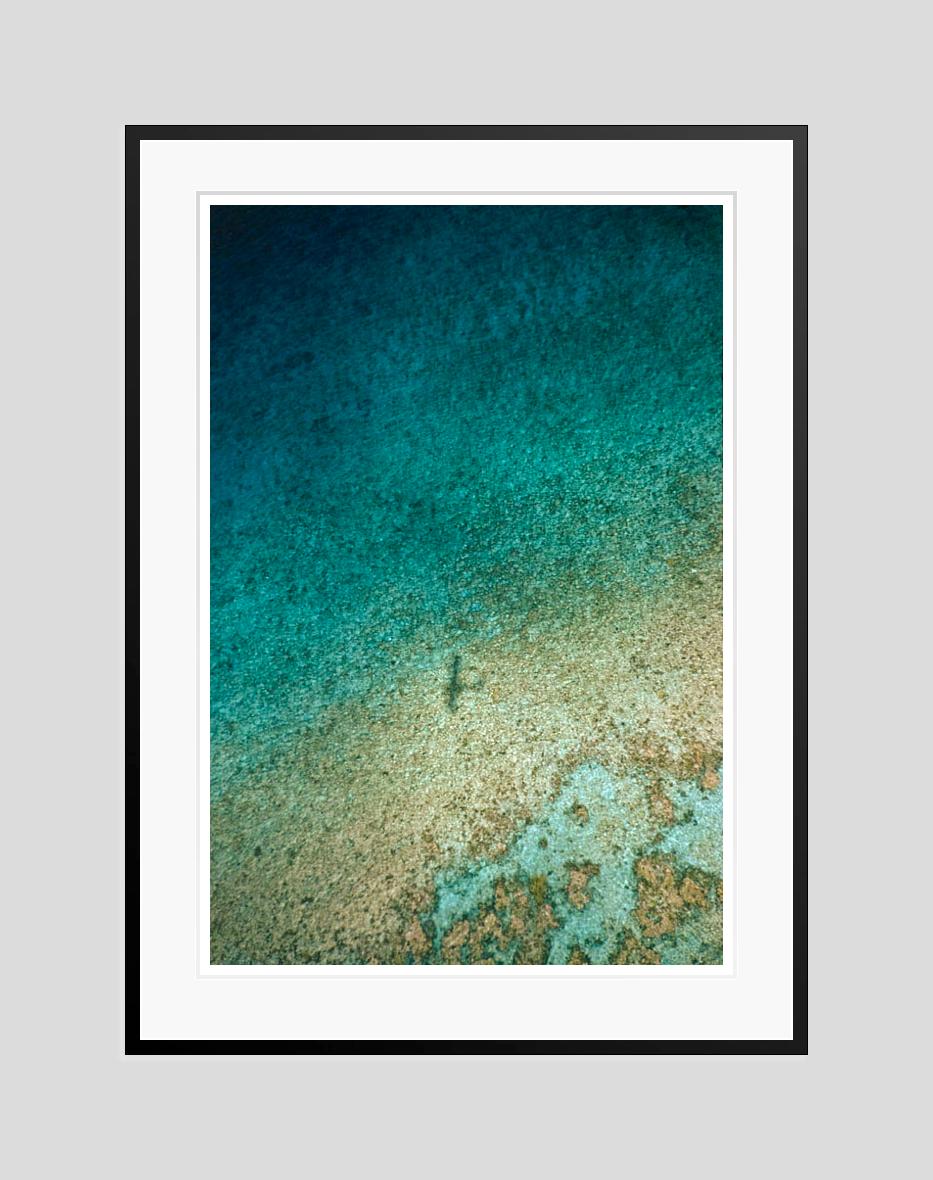 A Seaview In Nassau 1960 Edición limitada sobredimensionada con sello de firma - Color Photograph Azul de Toni Frissell