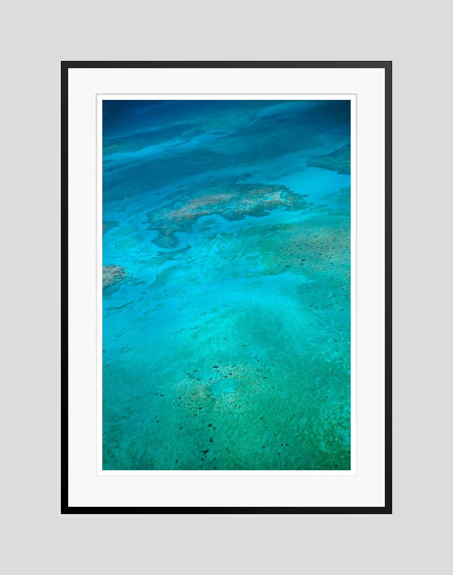 A Seaview In Nassau 1960 Edición limitada sobredimensionada con sello de firma - Color Photograph Azul de Toni Frissell