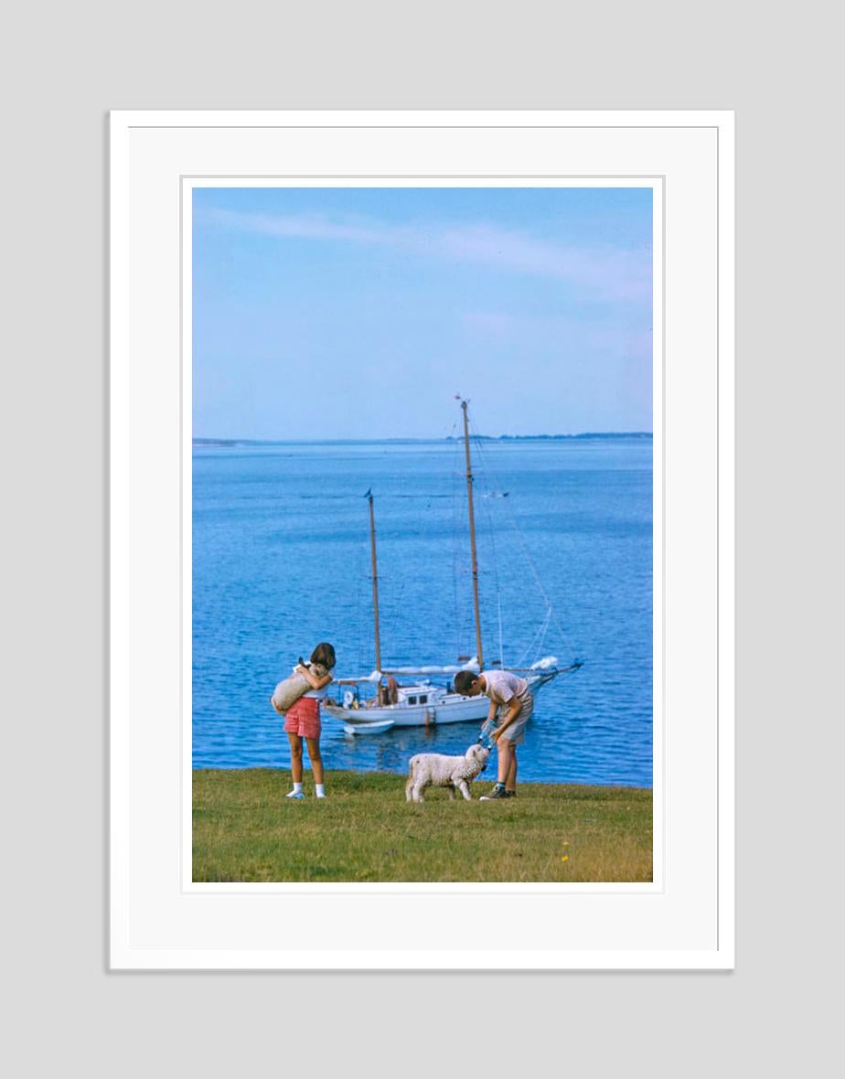 Un viaje de verano en yate 1958 Edición limitada sellada con firma - Photograph Moderno de Toni Frissell
