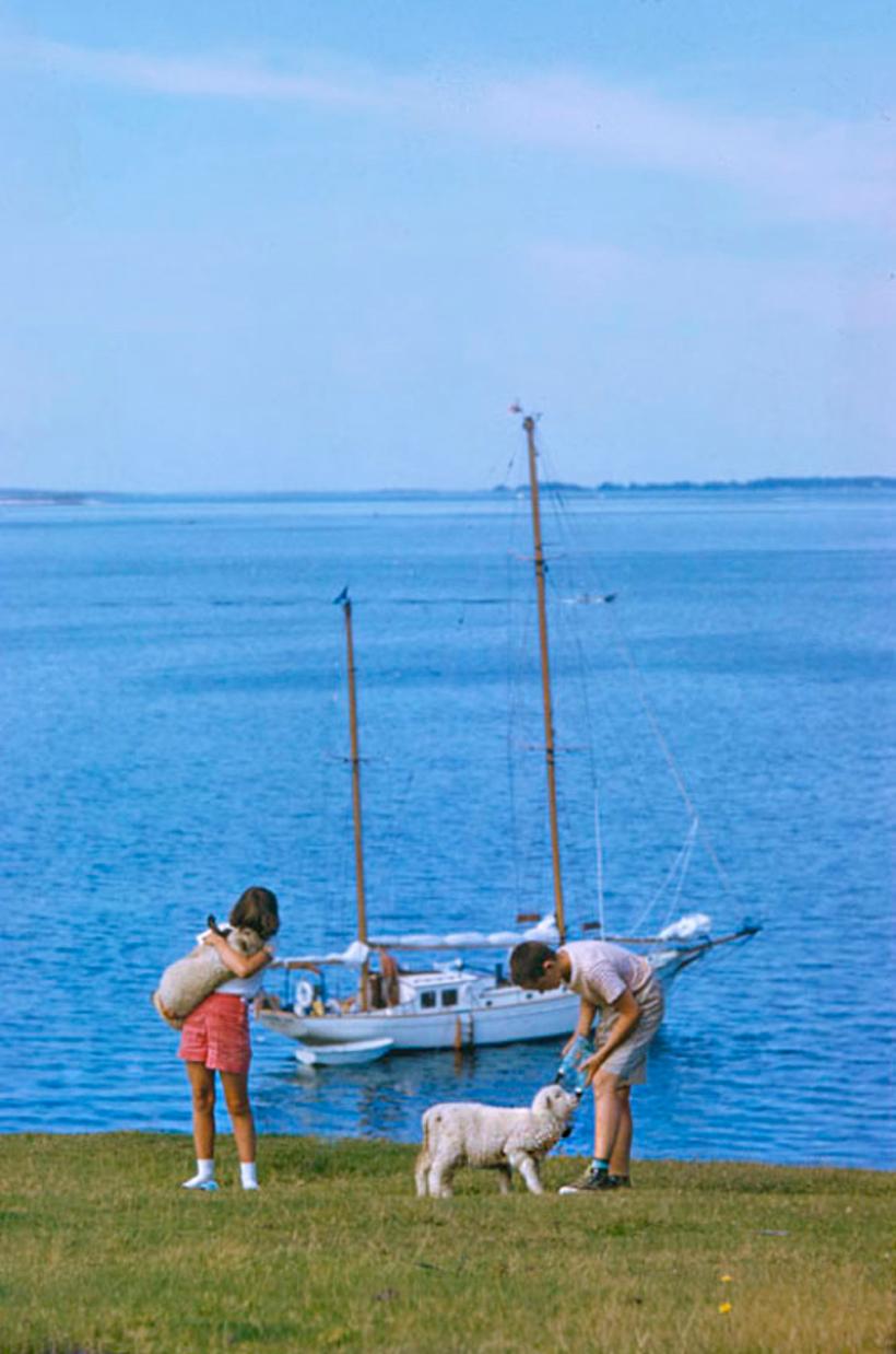 Toni Frissell Color Photograph – A Summer Yachting Trip 1958, limitierte, gestempelte Auflage 