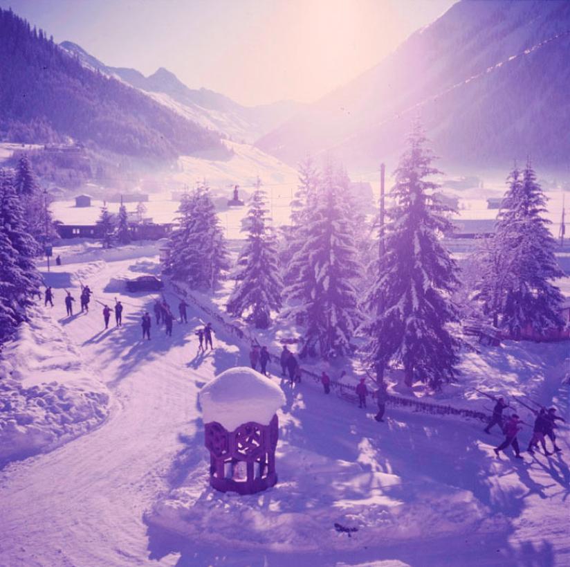 Toni Frissell Color Photograph – A Walk In The Snow 1951, limitierte, gestempelte Auflage 