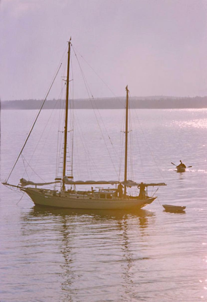 Toni Frissell Color Photograph – A Yacht In Sunlight 1958, limitierte, gestempelte Auflage 