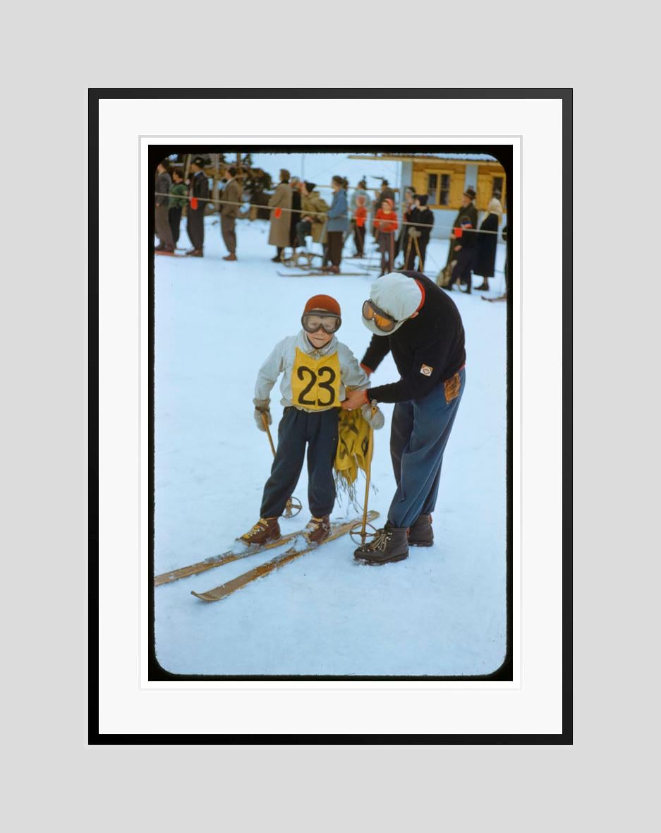 Un giovane sciatore 1955 Edizione limitata con timbro della firma - Color Photograph Blu di Toni Frissell