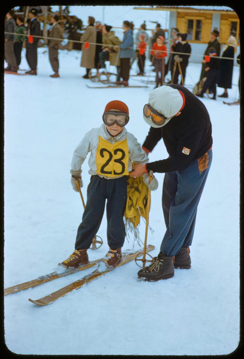 Toni Frissell Color Photograph – A Young Skier, 1955, limitierte, gestempelte Auflage 