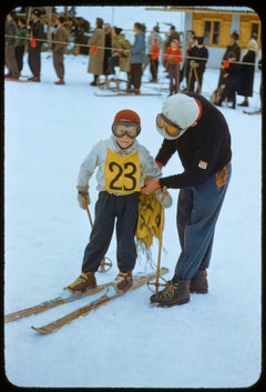 Ein junger Skier in Übergröße, limitierte, gestempelte Auflage 1955 