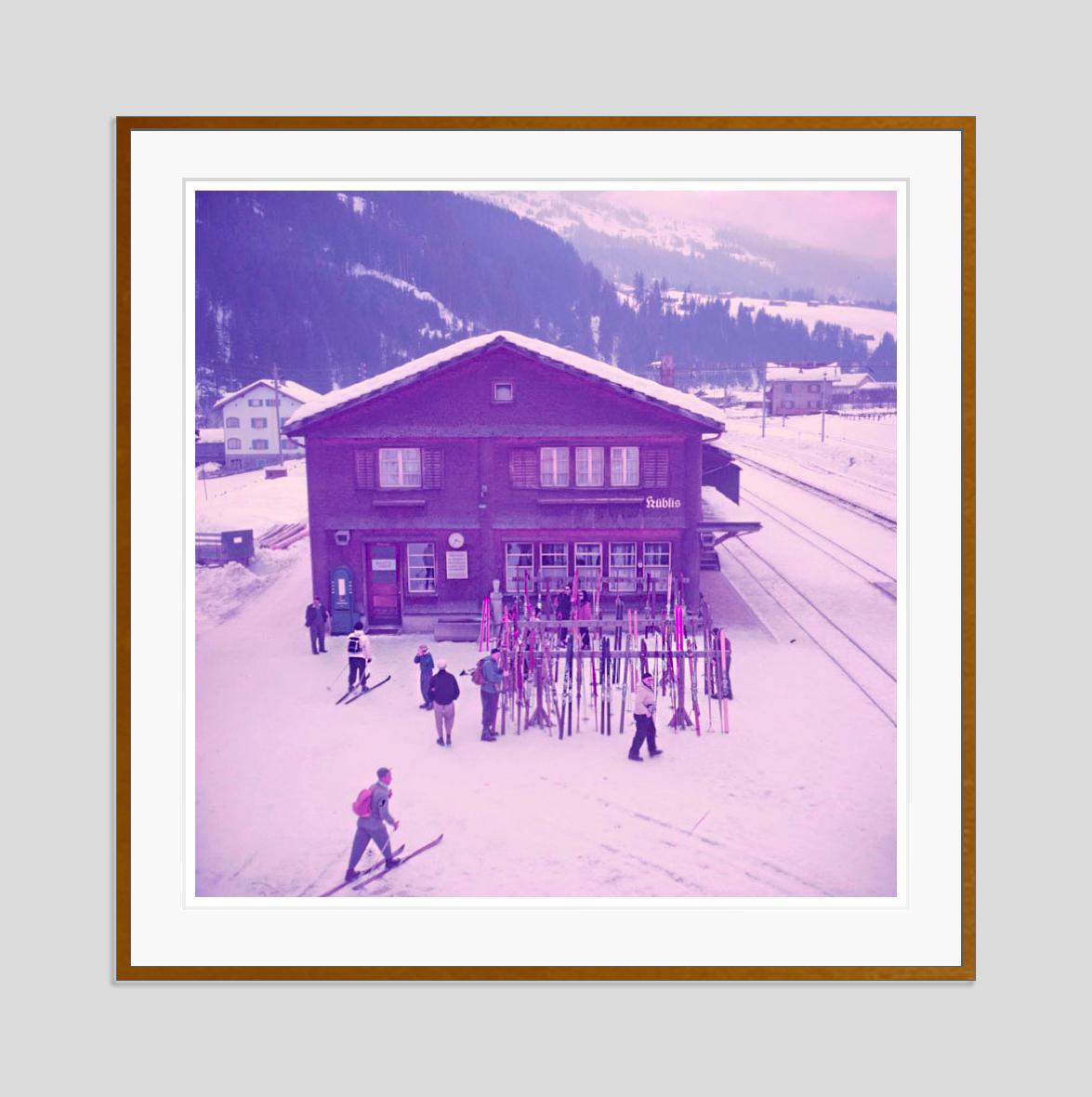 Alpine Railway Station 1951 Limitierte Signatur gestempelte Auflage  – Photograph von Toni Frissell