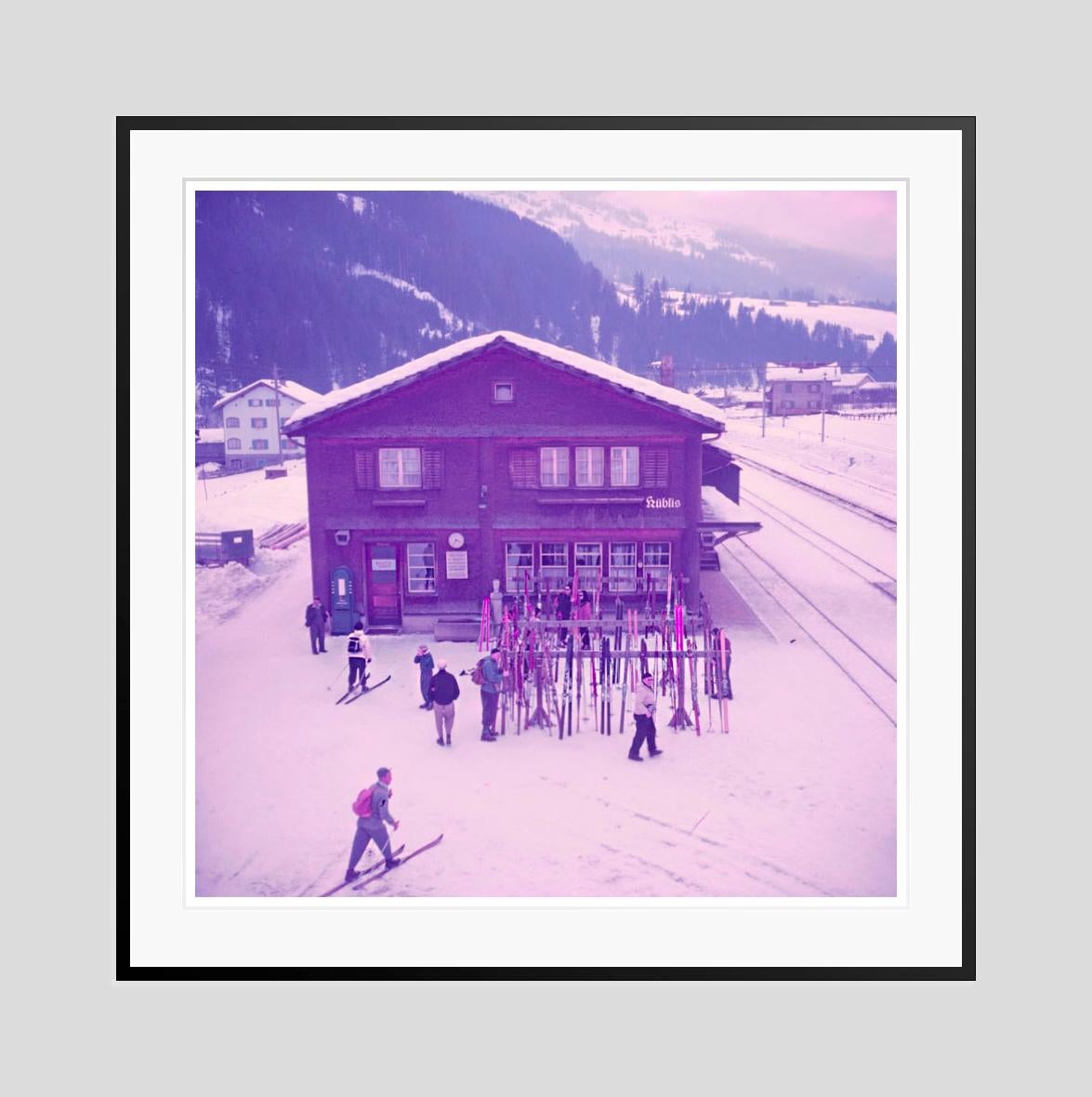 Bahnhof der Alpenbahn 
1951

Aufgestapelte Skier vor einer Alpenbahnstation, Klosters, Schweiz, 1951.

von Toni Frissell

20 x 20
