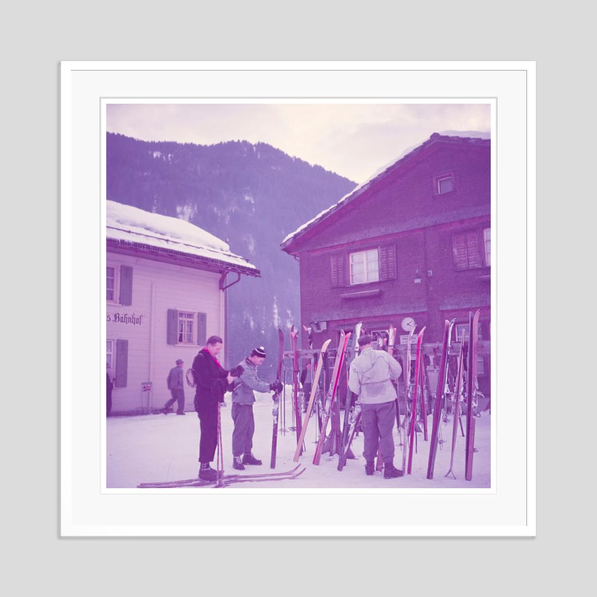 Bahnhof der Alpenbahn 

1951

Aufgestapelte Skier vor einer Alpenbahnstation, Klosters, Schweiz, 1951. 

von Toni Frissell

30 x 30
