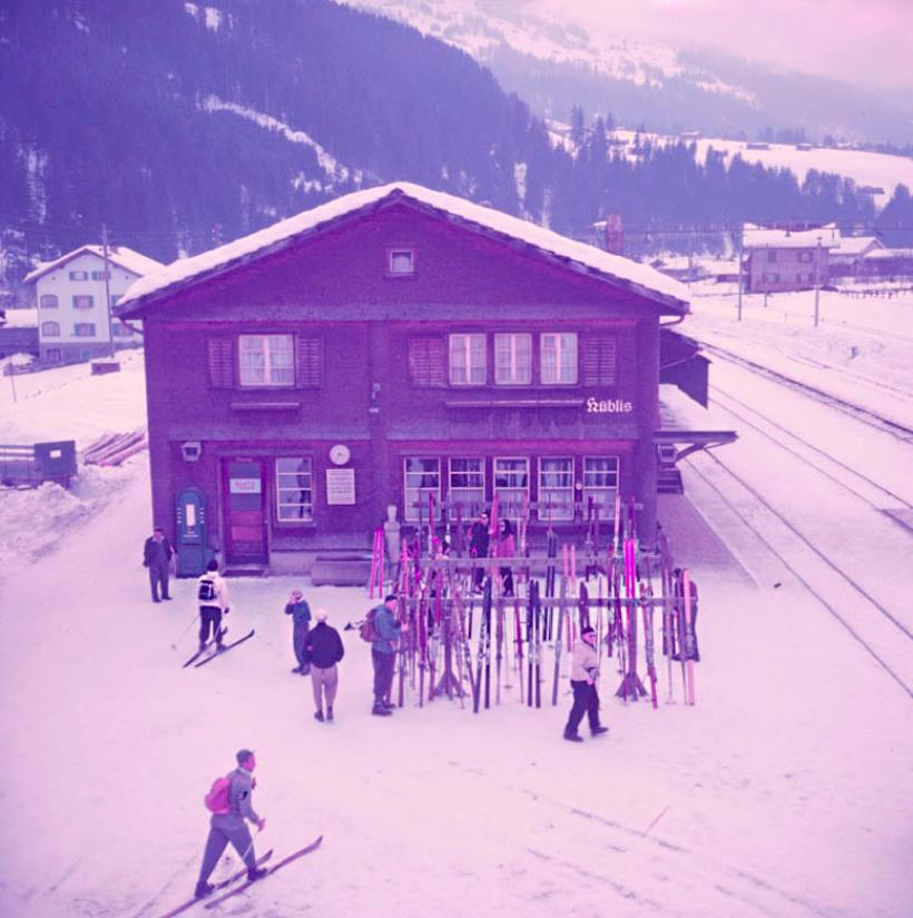 Toni Frissell Color Photograph – Alpine Railway Station 1951 Limitierte Signatur gestempelte Auflage 