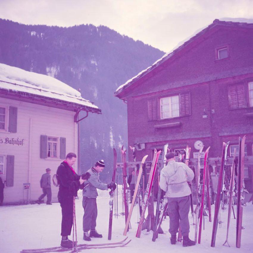 Bahnhof der Alpenbahn 

1951

Aufgestapelte Skier vor einer Alpenbahnstation, Klosters, Schweiz, 1951. 

von Toni Frissell

40 x 40" Zoll / 101 x 101 cm Papierformat 
Archivierungs-Pigmentdruck
ungerahmt 
(Einrahmung möglich - siehe Beispiele -