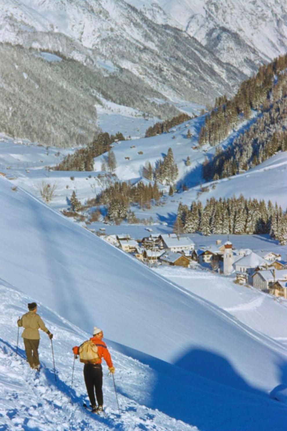 Un valle alpino en invierno 
1955

Dos esquiadores miran hacia el valle en la estación de esquí de St. Anton, Austria, 1955
por Toni Frissell

51 x 76 cm Tamaño del papel 
Impresión con pigmentos de archivo
sin enmarcar 
(enmarcado disponible)
