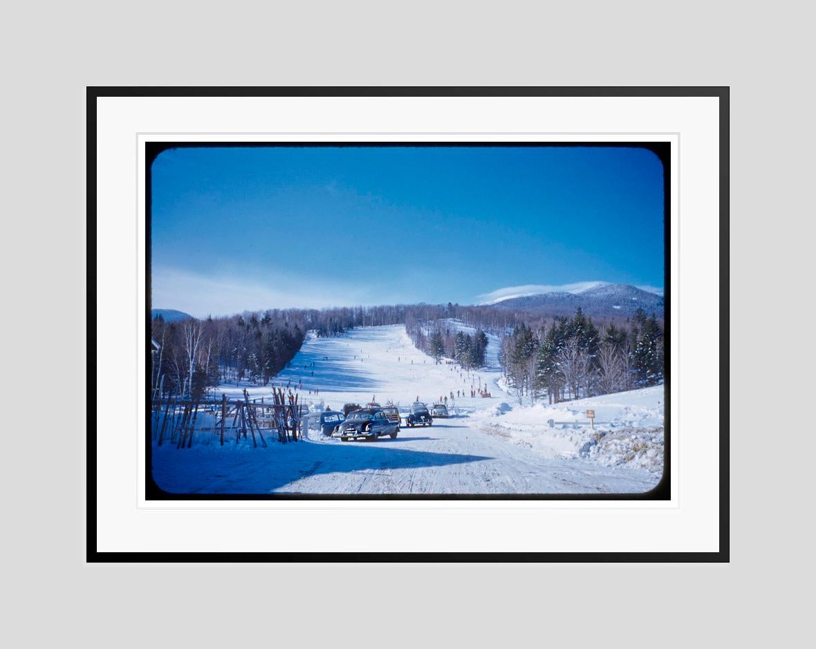 Ein Icy Drive 1955 Limitierte, gestempelte Auflage (Blau), Color Photograph, von Toni Frissell