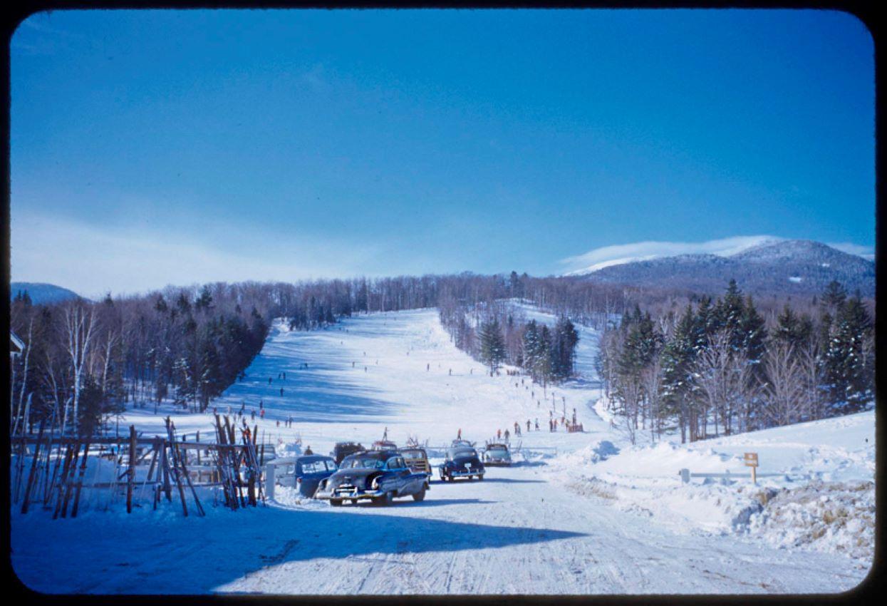 Toni Frissell Color Photograph – Ein Icy Drive 1955 Limitierte, gestempelte Auflage