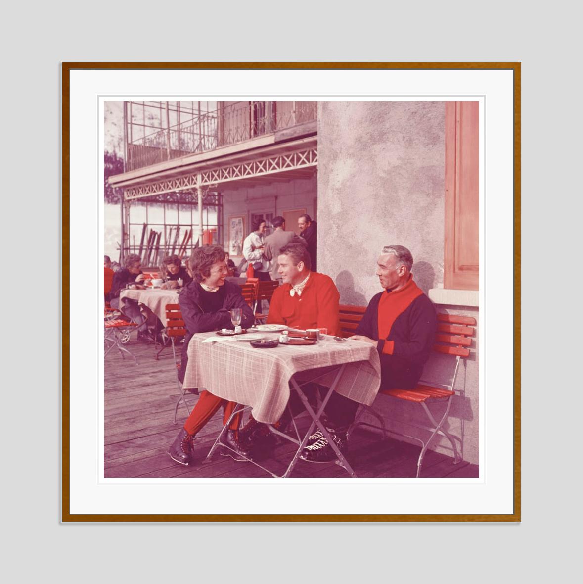 Apres Ski Time 1951, limitierte, gestempelte Auflage – Photograph von Toni Frissell