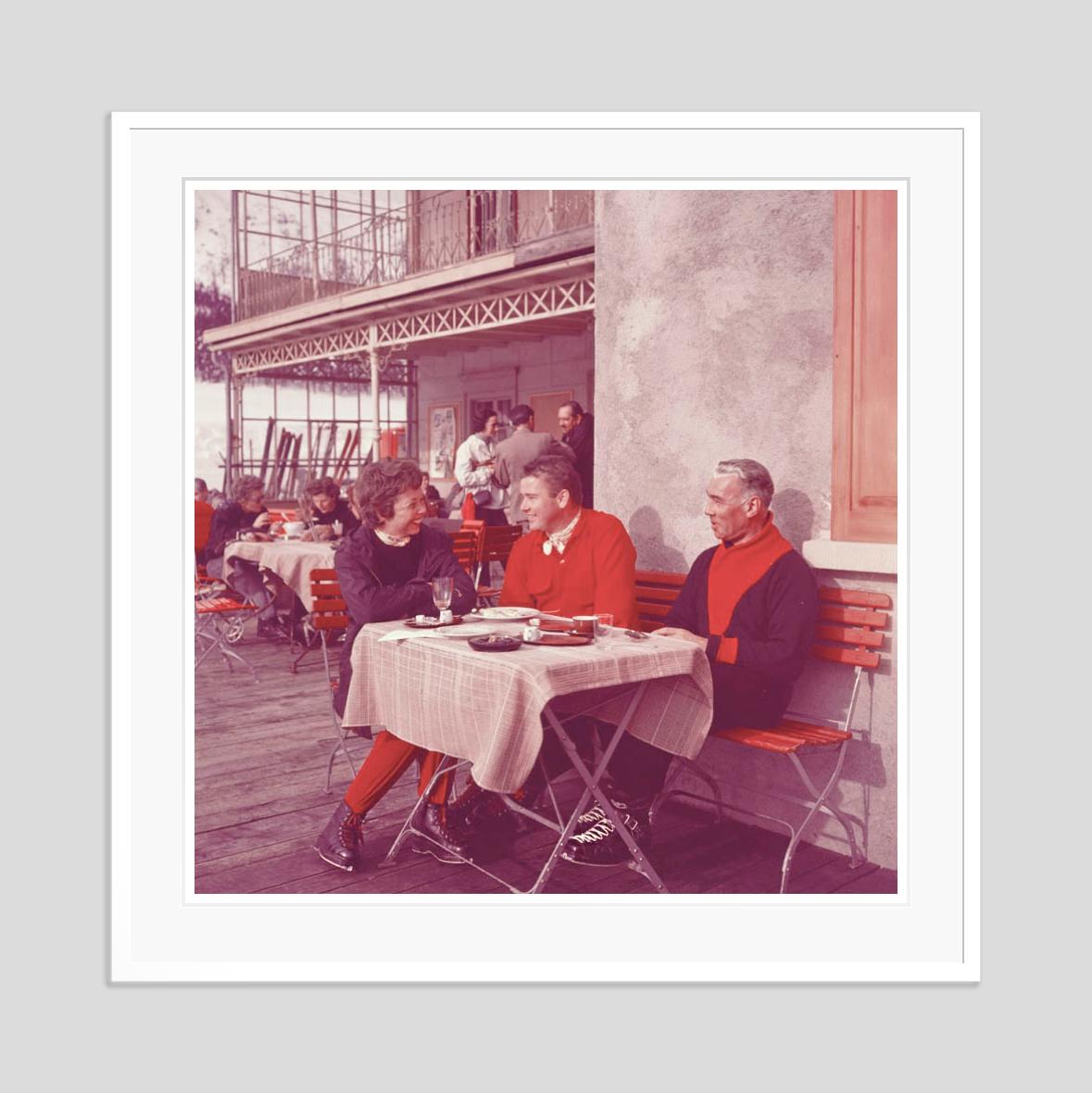 Apres Ski Time 1951, limitierte, gestempelte Auflage (Moderne), Photograph, von Toni Frissell