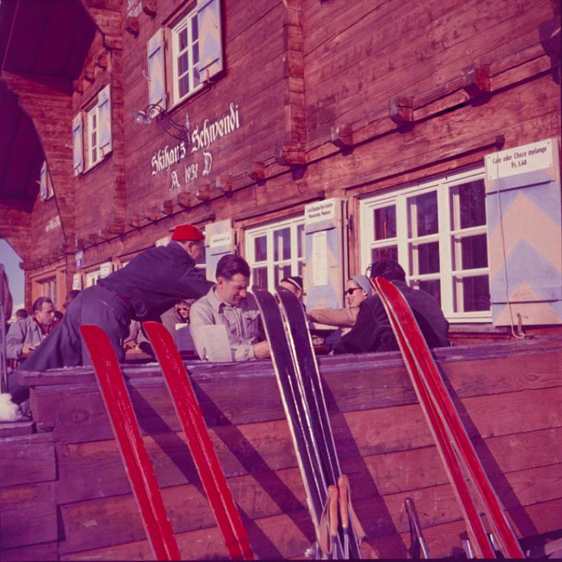 Apres Ski Zeit 1951

Skifahrer auf der Terrasse eines Restaurants, Skihous Schwendi in Klosters, Schweiz, 1951.
von Toni Frissell

40 x 40" Zoll / 101 x 101 cm Papierformat 
Archivierungs-Pigmentdruck
ungerahmt 
(Einrahmung möglich - siehe Beispiele