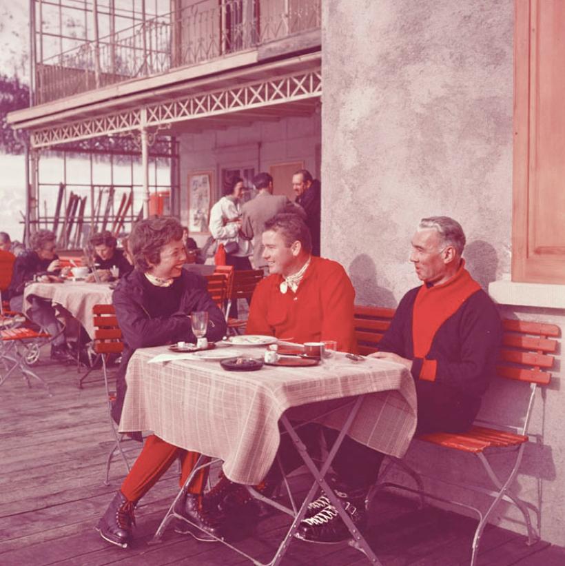 Alpenbahnhof Mittagessen
1951

Skifahrer auf der Terrasse eines Restaurants, Klosters, Schweiz, 1951.
von Toni Frissell

40 x 40" Zoll / 101 x 101 cm Papierformat 
Archivierungs-Pigmentdruck
ungerahmt 
(Einrahmung möglich - siehe Beispiele - bitte