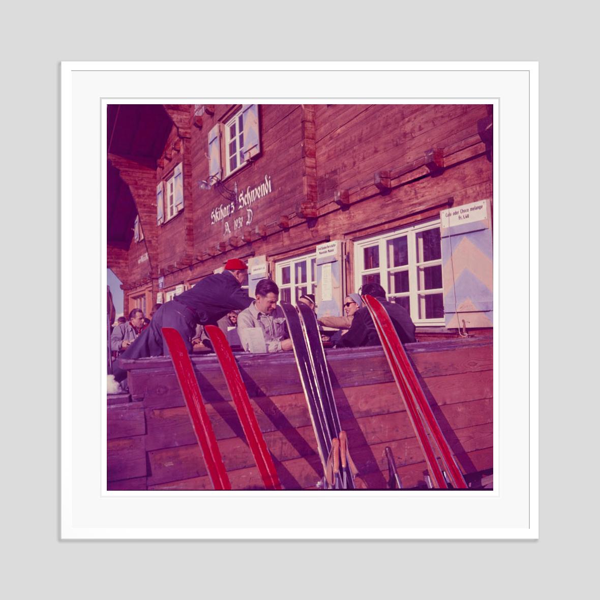 Apres Ski Time 1951 Oversize Edizione limitata con timbro della firma - Photograph Moderno di Toni Frissell