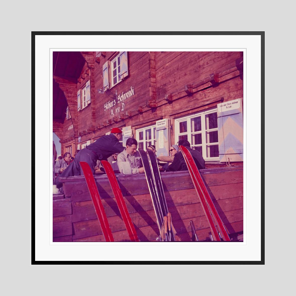 Apres Ski Time 1951 Oversize Edizione limitata con timbro della firma - Color Photograph Viola di Toni Frissell