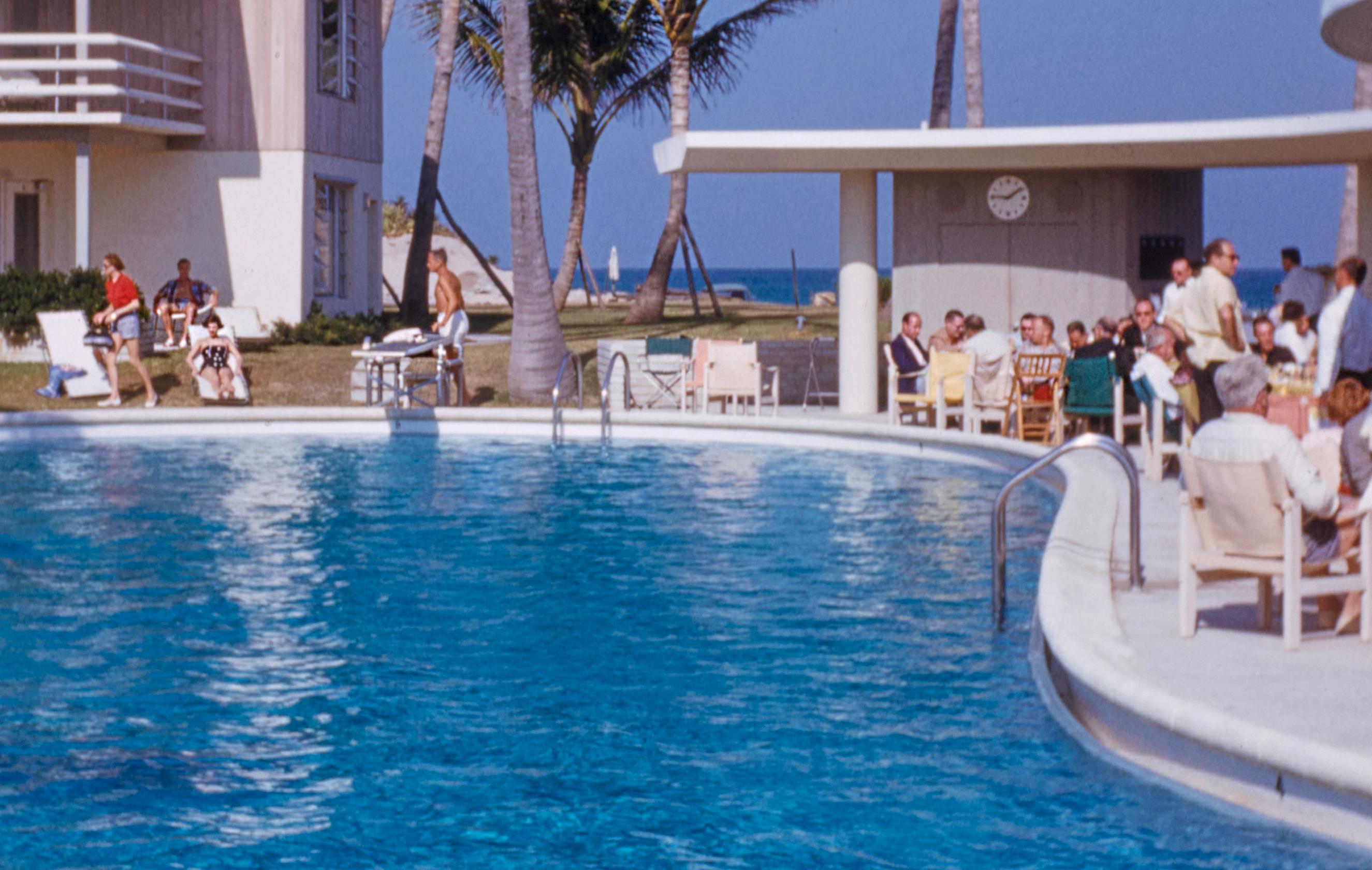 Au Club La Coquille 1954 Géant Oversize Limited Signature Stamped Edition - Moderne Photograph par Toni Frissell