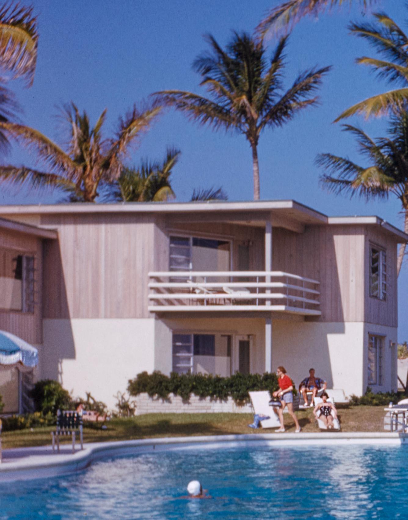 Au Club La Coquille 1954 Géant Oversize Limited Signature Stamped Edition - Bleu Figurative Photograph par Toni Frissell