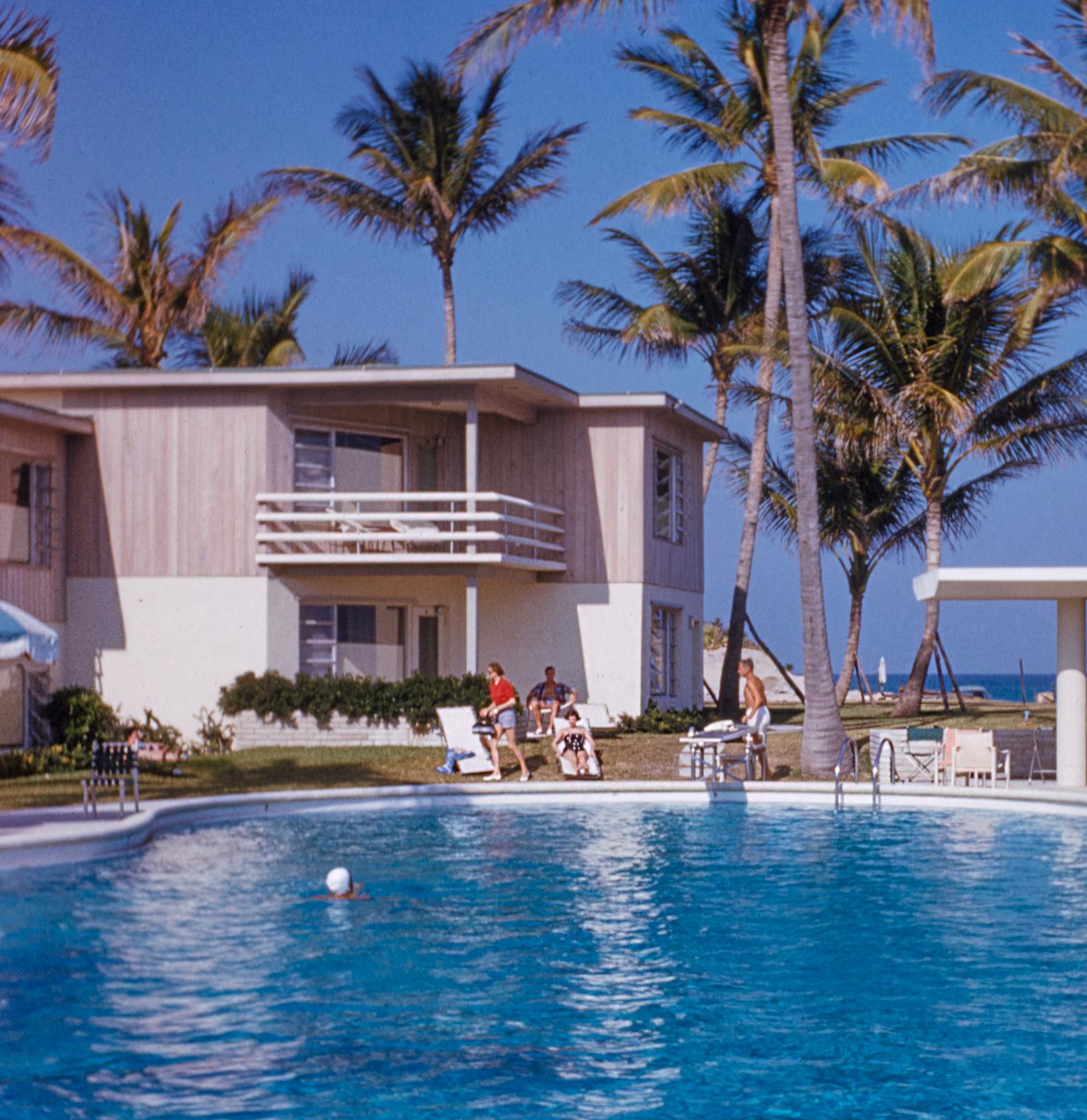 Au Club La Coquille 1954 Géant Oversize Limited Signature Stamped Edition en vente 2