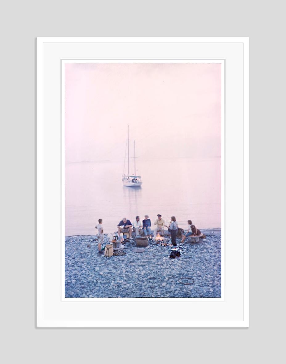 Beach Party 1958 Oversize Limited Signature Stamped Edition (Moderne), Photograph, von Toni Frissell