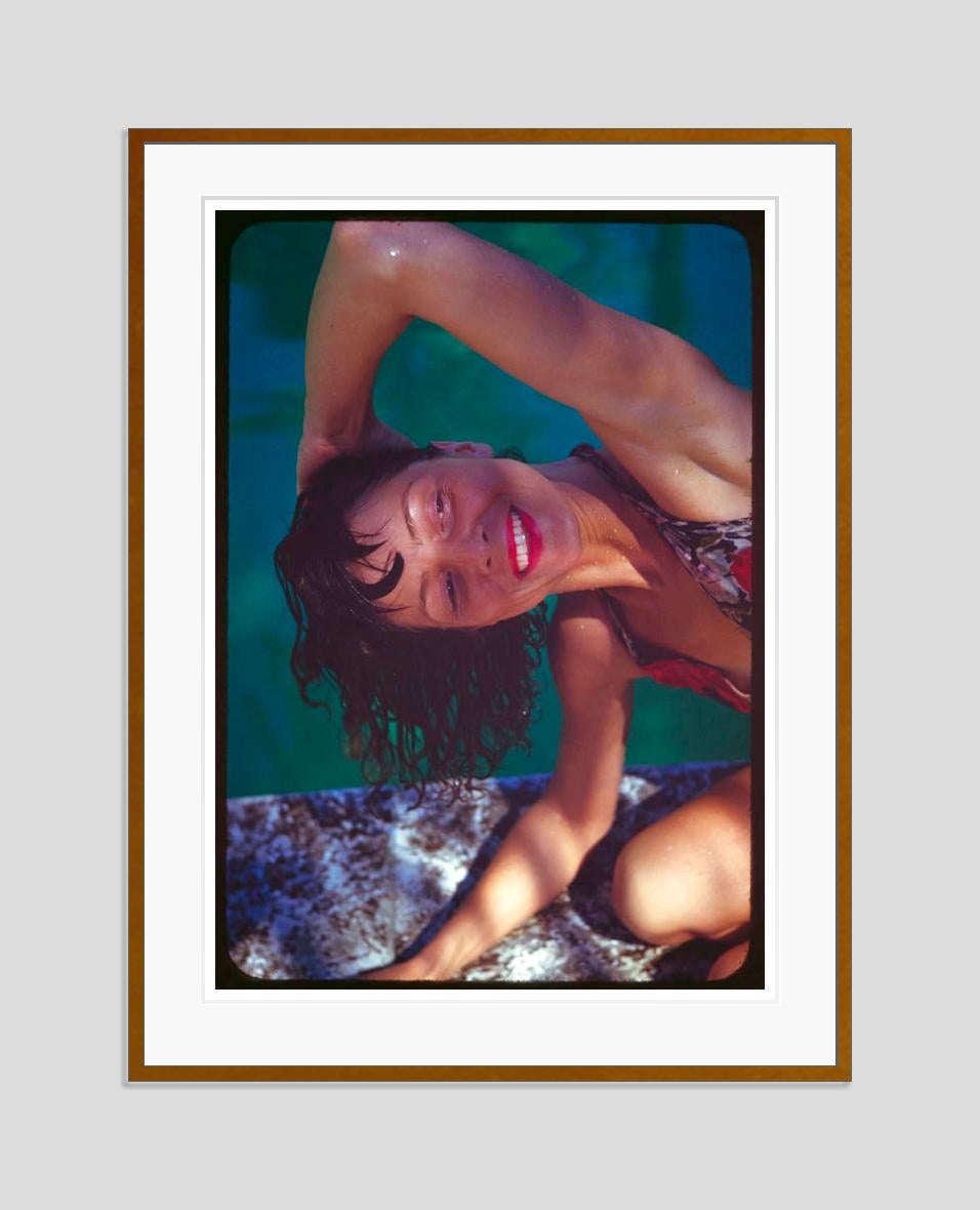 Ropa de playa Fashion Shoot 1944 Oversize Edición limitada estampada con tu firma - Photograph de Toni Frissell