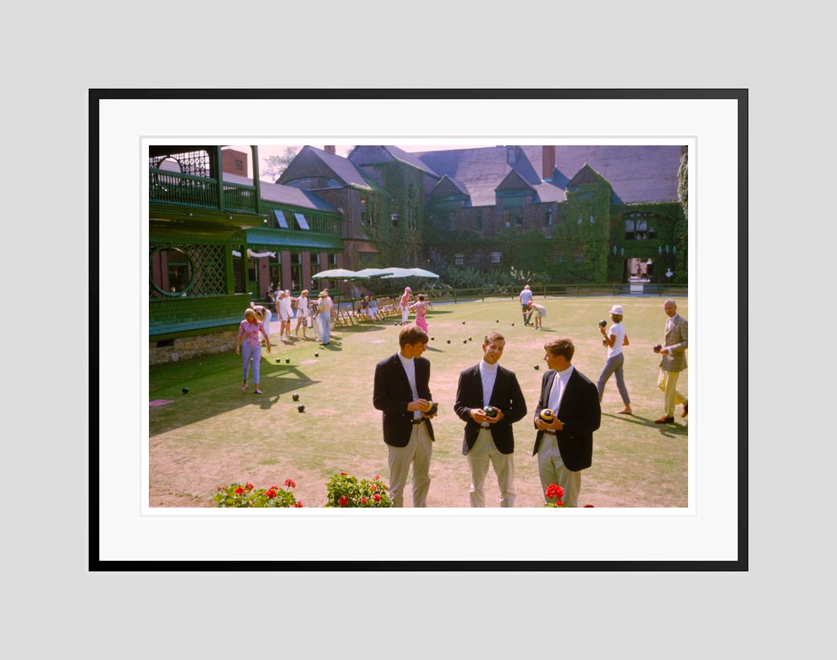 Bowling Club 1966 Oversize Limited Signature Stamped Edition (Schwarz), Color Photograph, von Toni Frissell