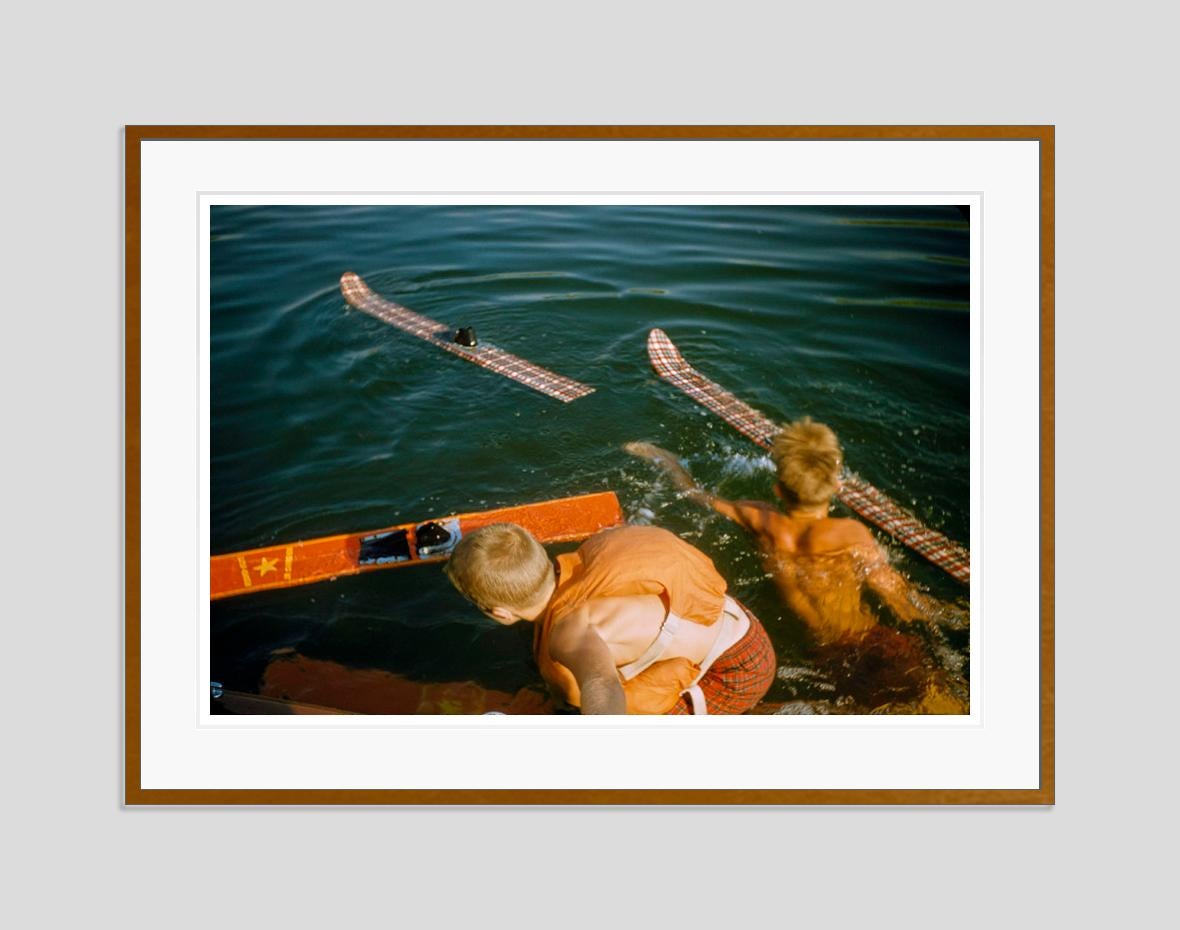 Kinder beim Wasserskifahren 1956 Übergröße Limited Signature Stamped Edition – Photograph von Toni Frissell