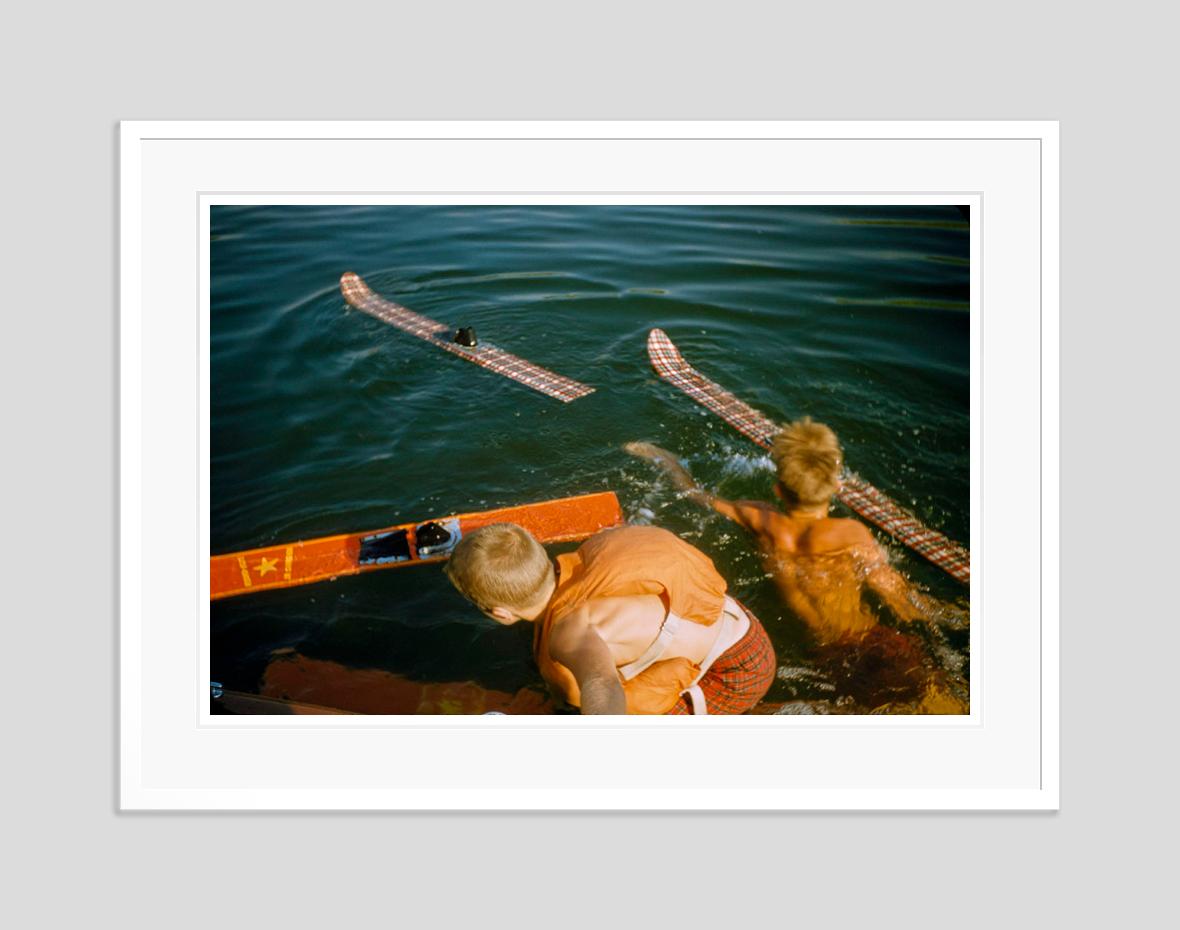Kinder beim Wasserskifahren 1956 Übergröße Limited Signature Stamped Edition (Moderne), Photograph, von Toni Frissell