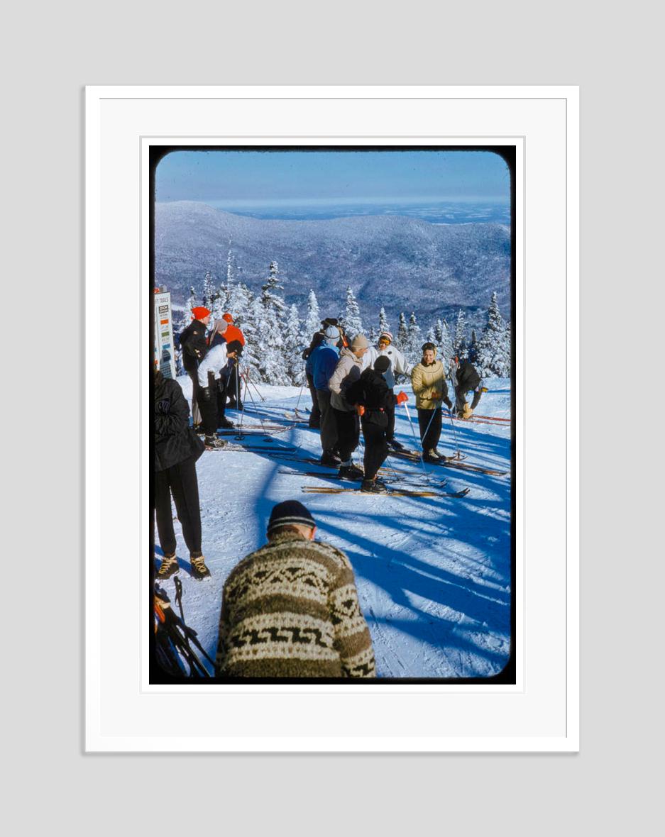 Classic Retro Ski Scene 1955 Oversize Edizione limitata con timbro della firma - Photograph Moderno di Toni Frissell