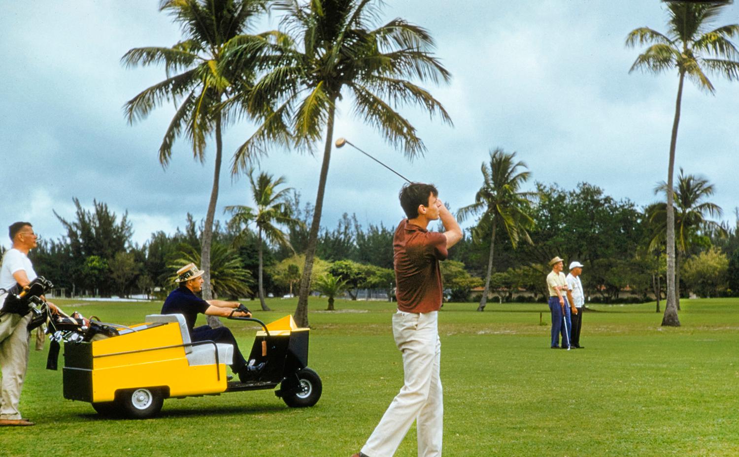 Distinguished Palm Beach Golfers 1959 Limitierte Signatur gestempelte Auflage – Photograph von Toni Frissell