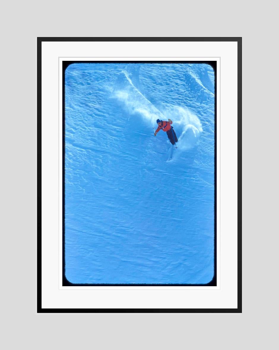 Downhill All The Way 1955 Edición limitada sobredimensionada con sello de firma - Color Photograph Azul de Toni Frissell