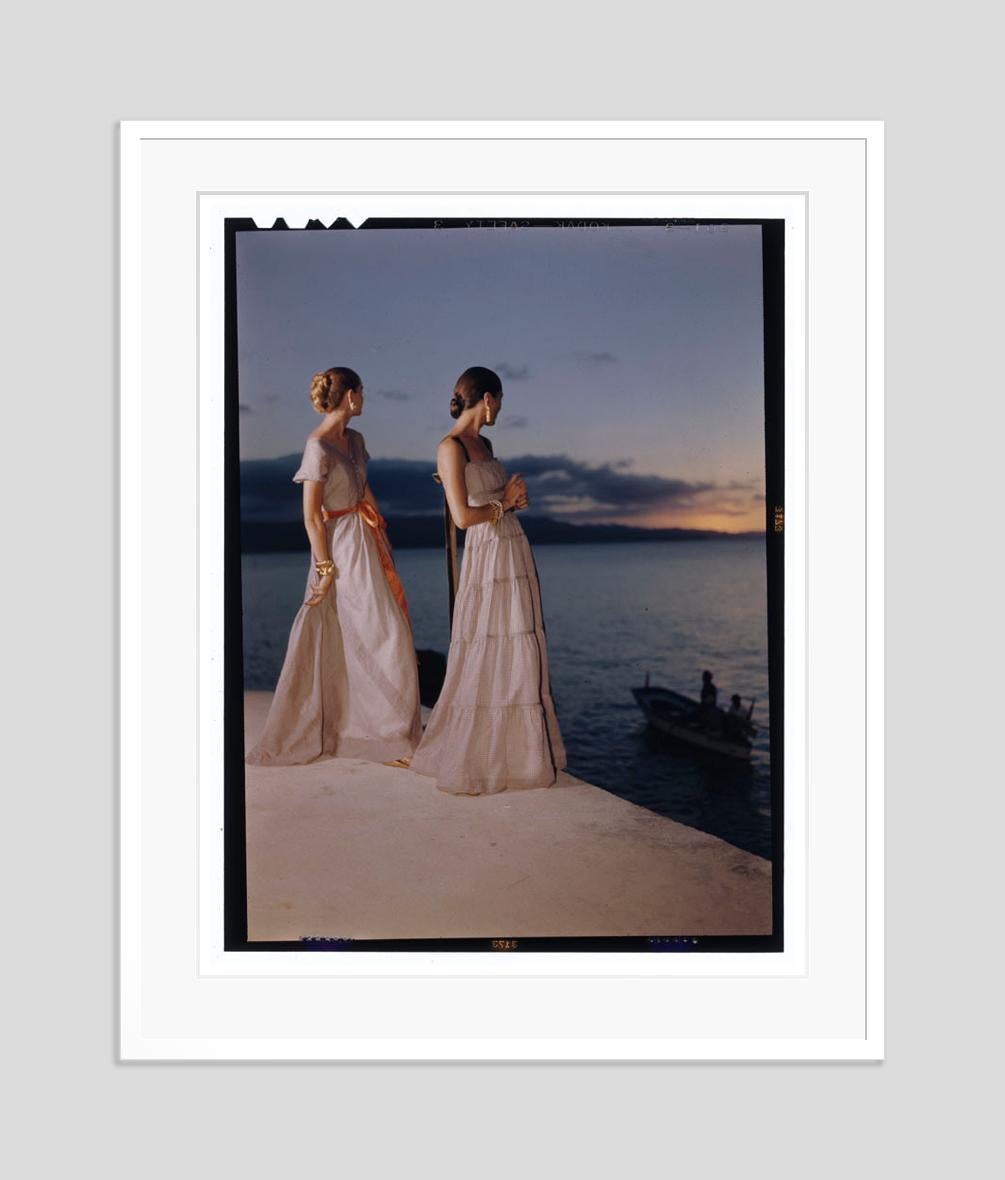 Vestidos de noche al atardecer 1946 Edición limitada sobredimensionada con sello de firma - Color Photograph Gris de Toni Frissell