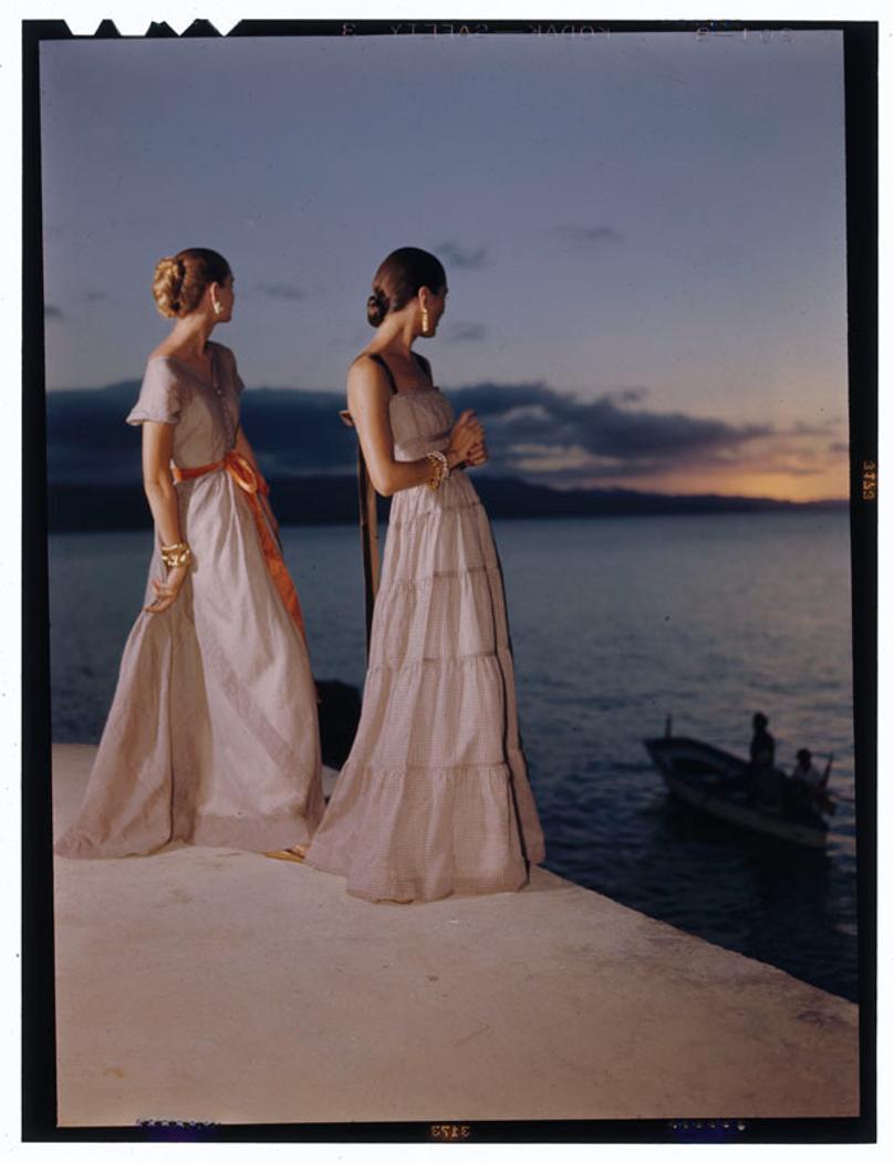 Color Photograph de Toni Frissell - Vestidos de noche al atardecer 1946 Edición limitada sobredimensionada con sello de firma