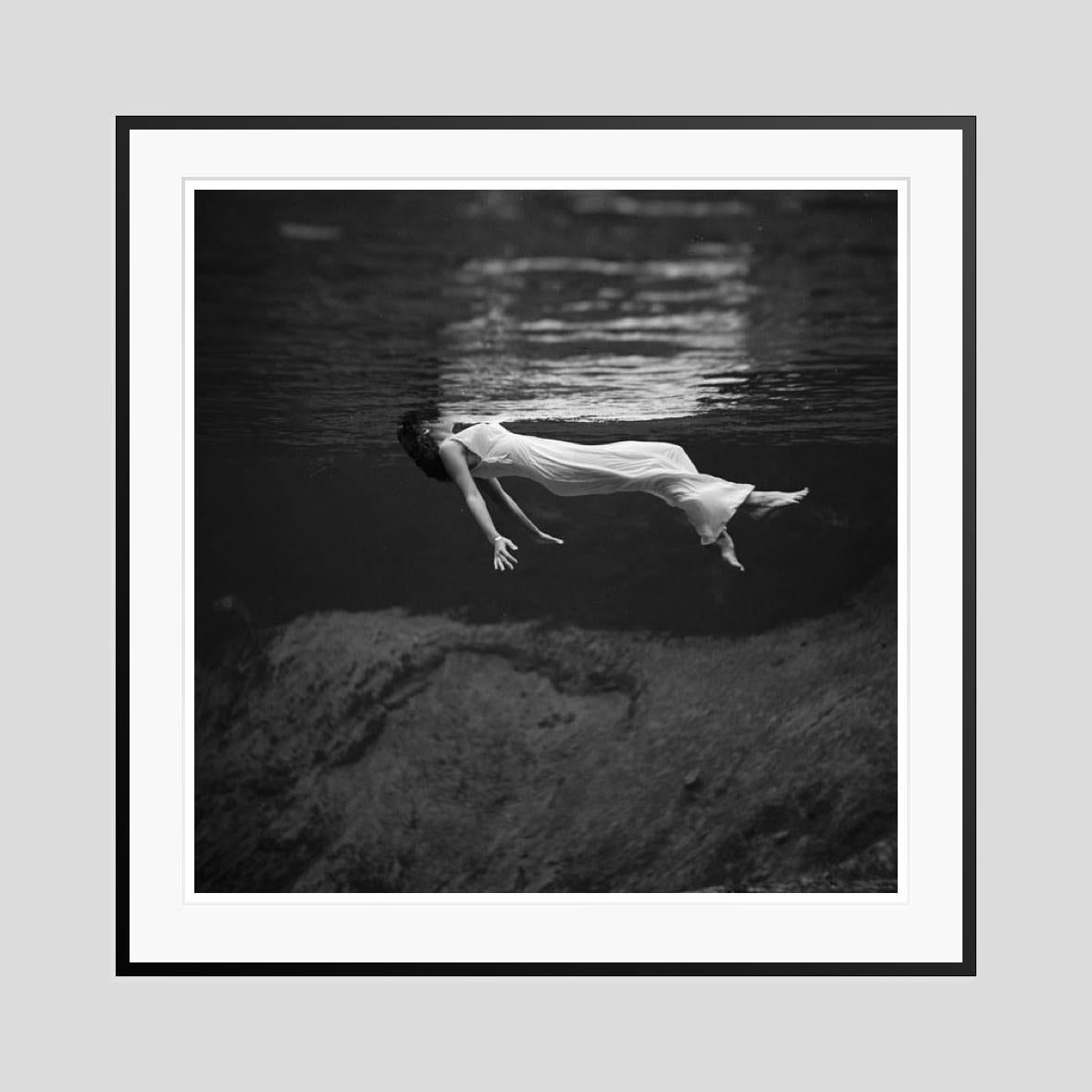 Floating 1947 Edizione limitata con timbro della firma - Color Photograph Nero di Toni Frissell