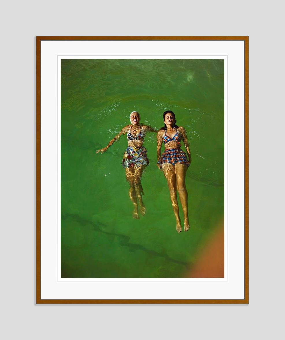 Schwimmend

1960

Zwei Frauen in Badekleidung treiben auf dem Wasser.

von Toni Frissell

12 x 16