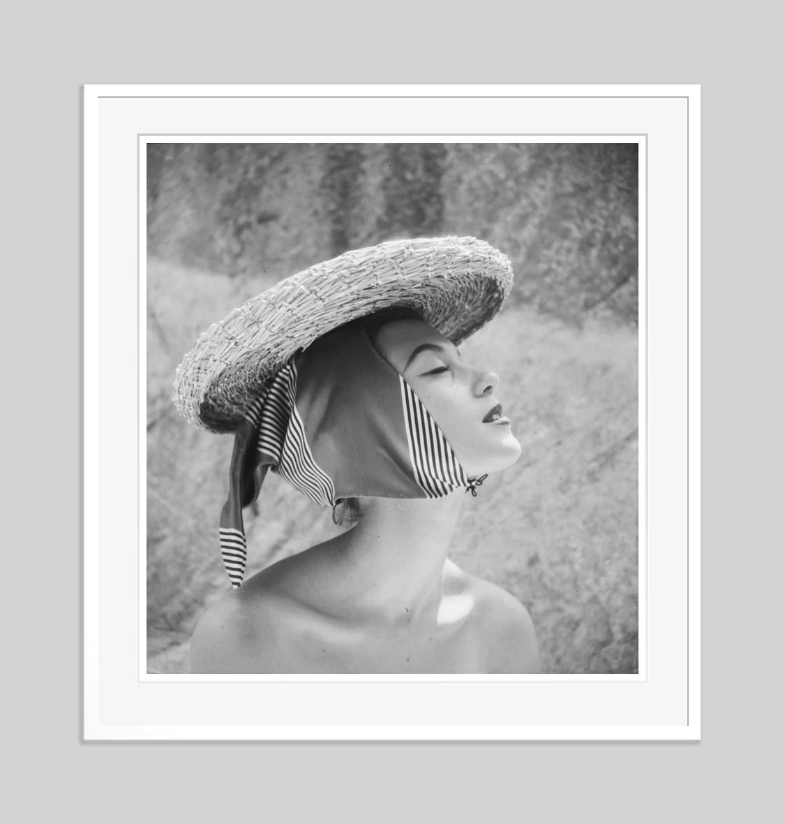 Mädchen mit Hut 1951 Limitierte Signatur, gestempelte Auflage (Grau), Color Photograph, von Toni Frissell