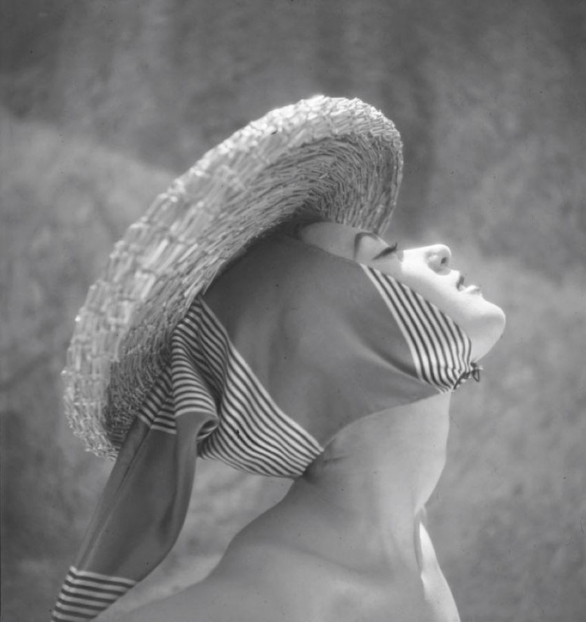 Toni Frissell Color Photograph – Mädchen mit Hut 1951 Limitierte Signatur, gestempelte Auflage