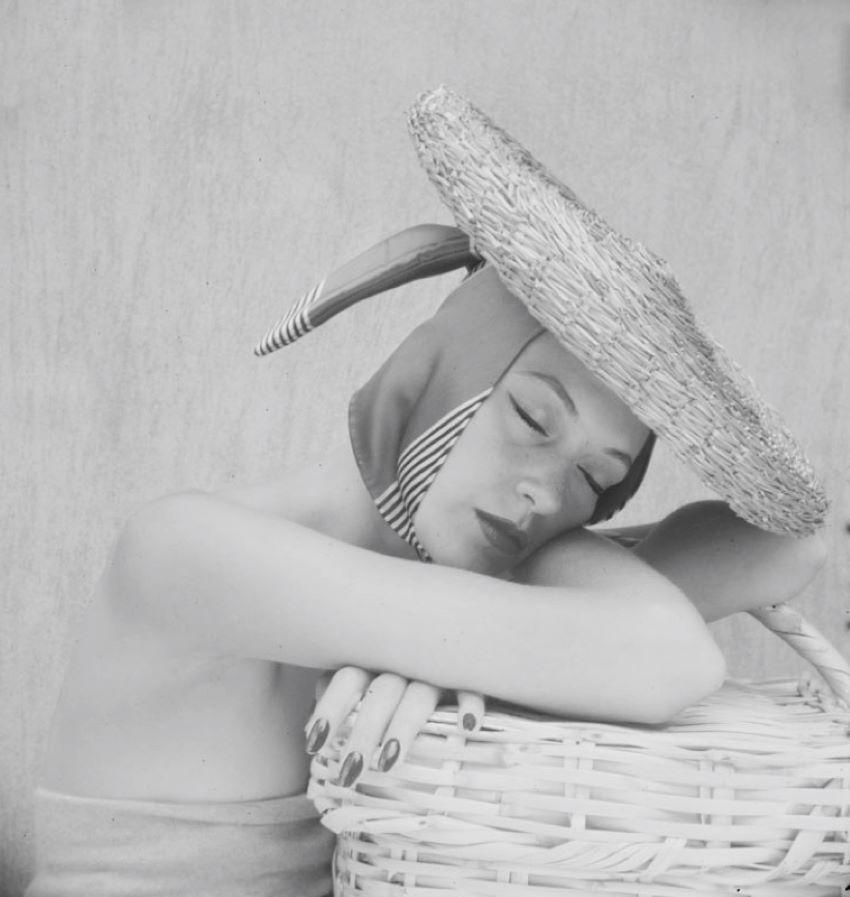 Color Photograph de Toni Frissell - Chica con pañuelo en la cabeza 1951 Edición Limitada Estampada con Firma