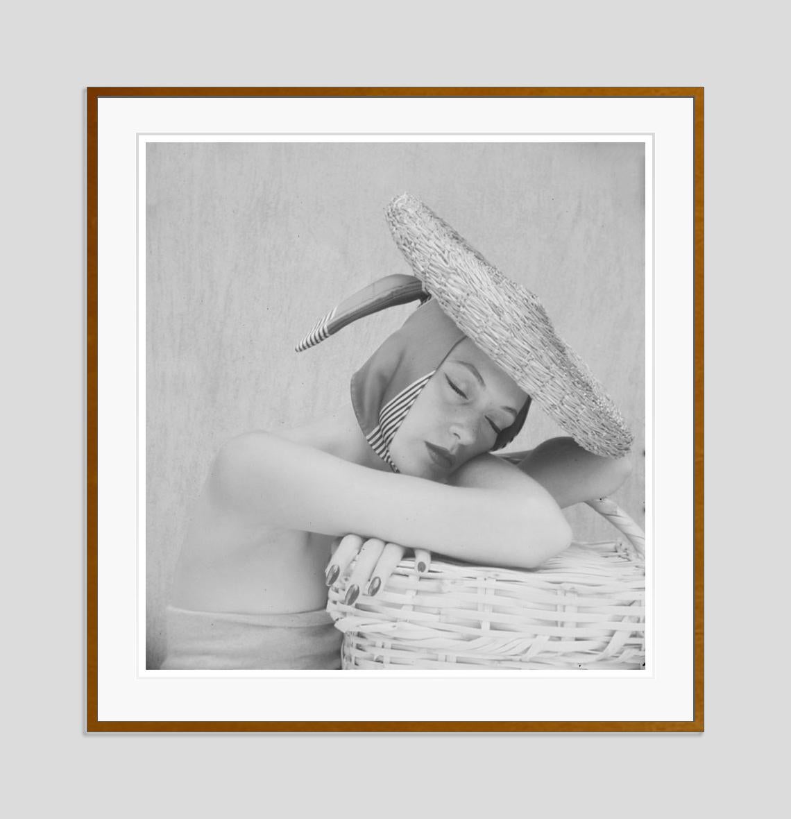 Chica con pañuelo en la cabeza Edición limitada sobredimensionada con sello de firma - Photograph de Toni Frissell