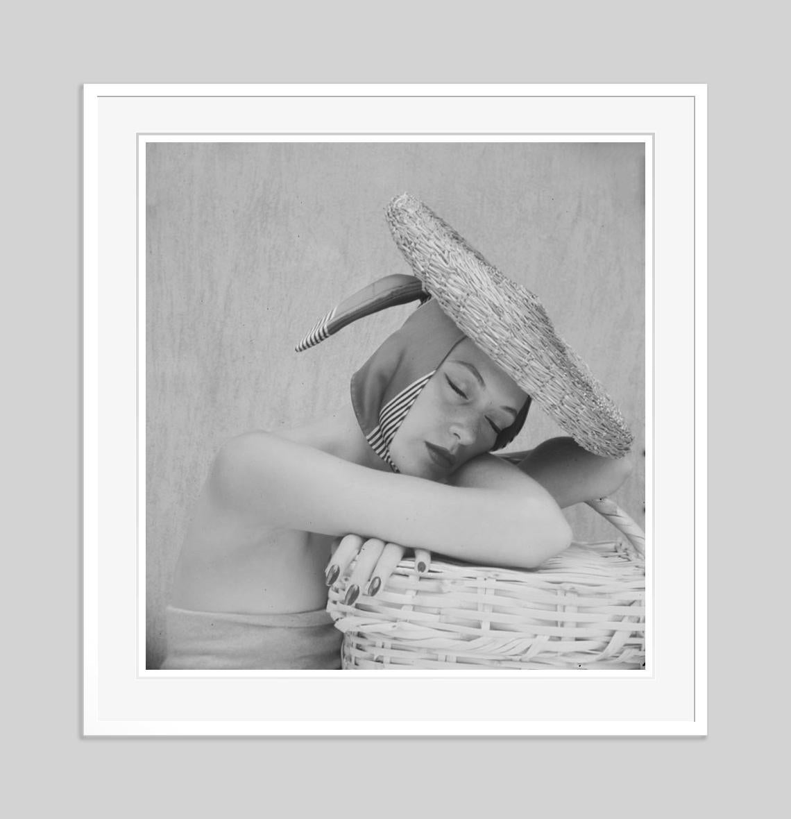 Chica con pañuelo en la cabeza Edición limitada sobredimensionada con sello de firma - Photograph Moderno de Toni Frissell